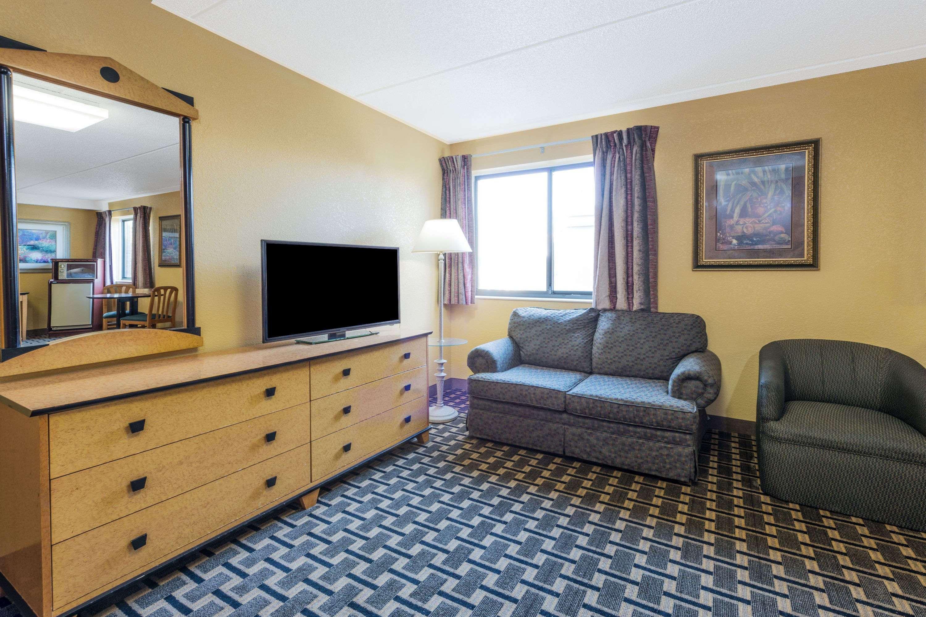 Days Inn By Wyndham Hurstbourne Louisville Eksteriør billede